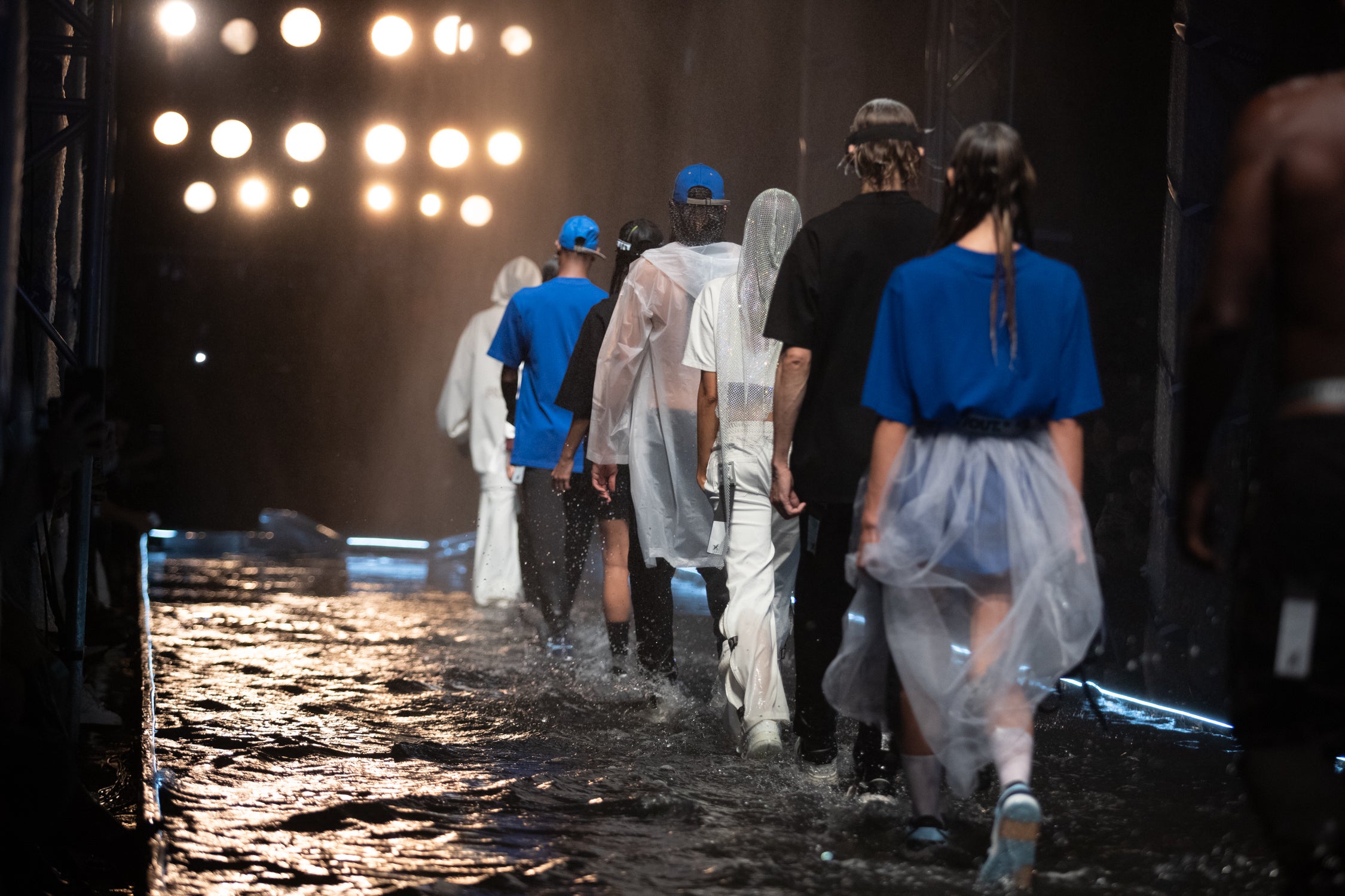 Y/OUT presentó su Nueva Colección Streetwear "ELEMENT" en una Pasarela Inmersiva